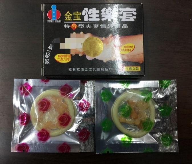 Hộp bao cao su Gold Bi gồm 2 bao, chất liệu cao su tự nhiên không mùi.